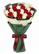 Букет Микс из красных и белых роз в Боброве