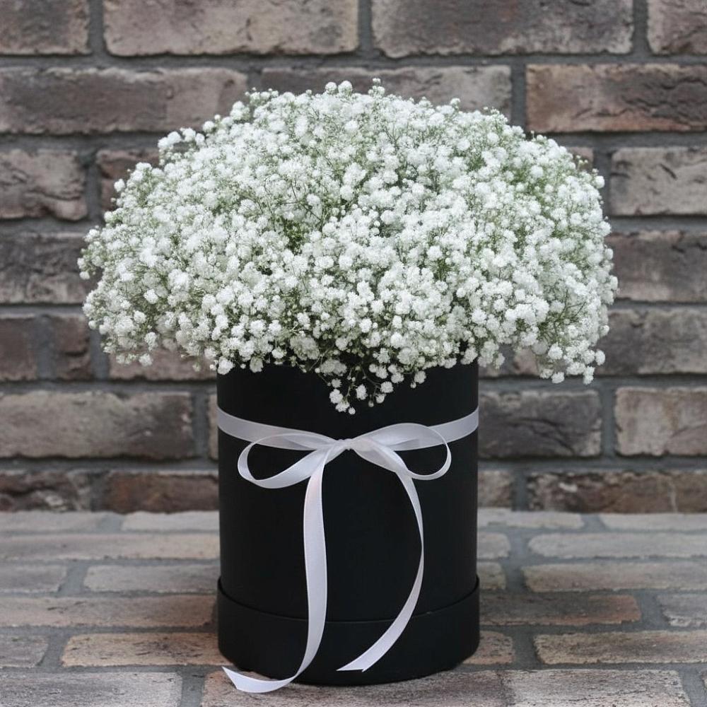 Цветочная композиция из Гипсофила в шляпной коробке в Боброве