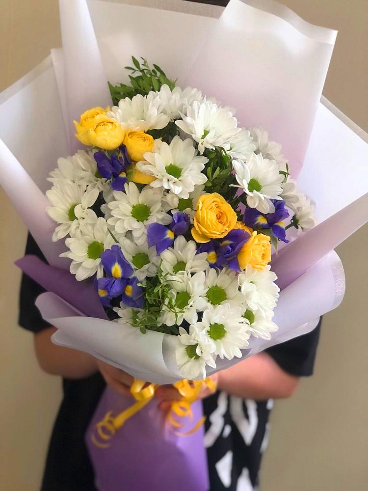 Букет цветов из: Ирисы, Хризантемы и Розы в Боброве
