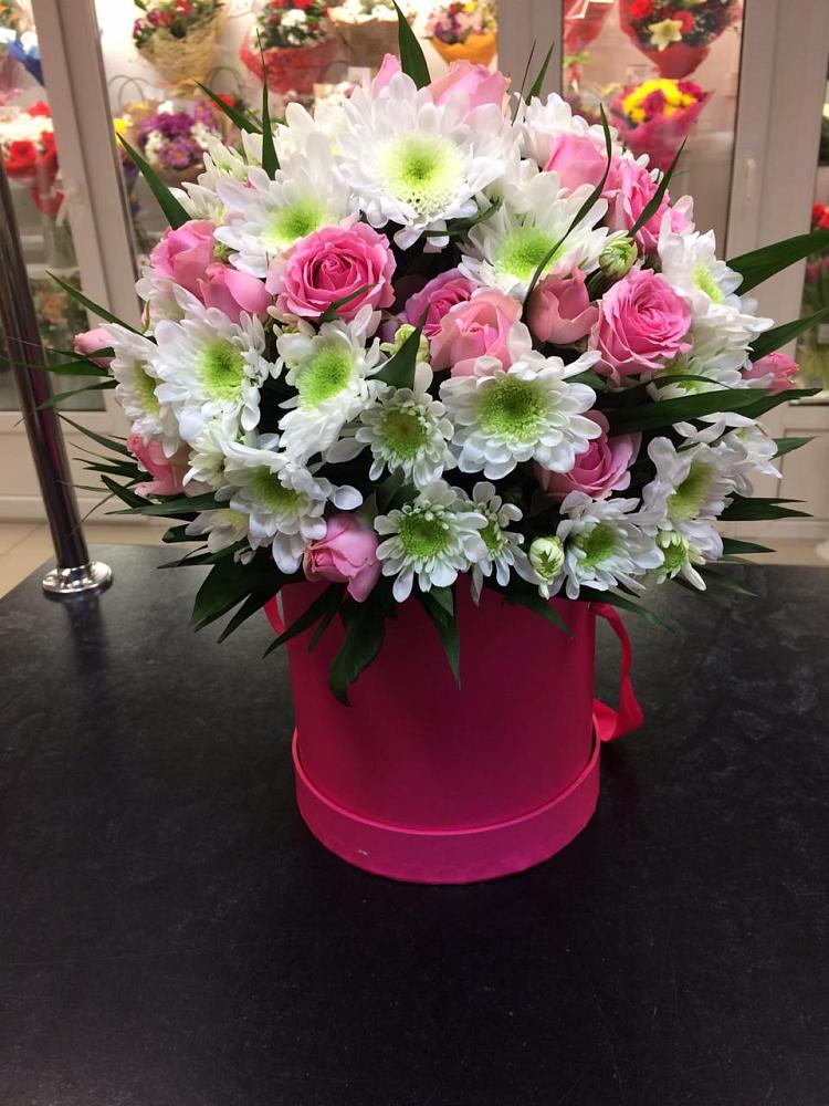 Цветочная композиция из Розы и Хризантемы в шляпной коробке в Боброве