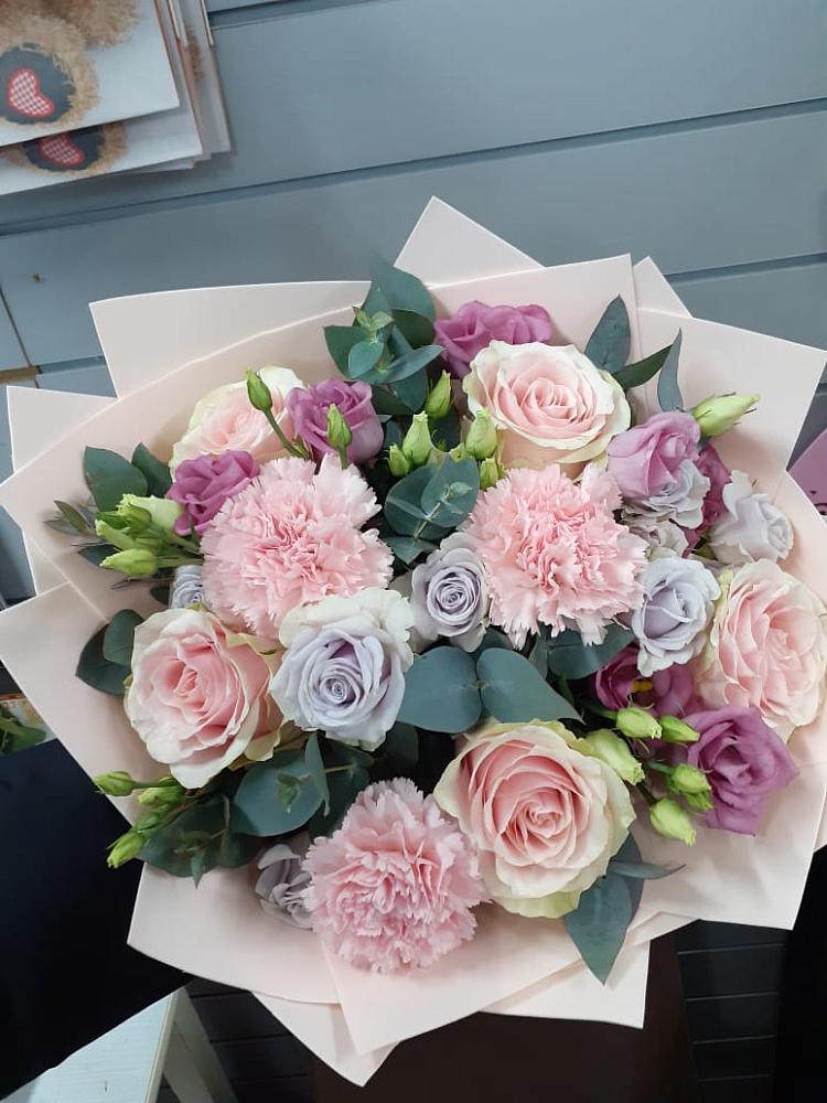 Букет цветов из: Розы, Гвоздики и Лизиантусы в Боброве