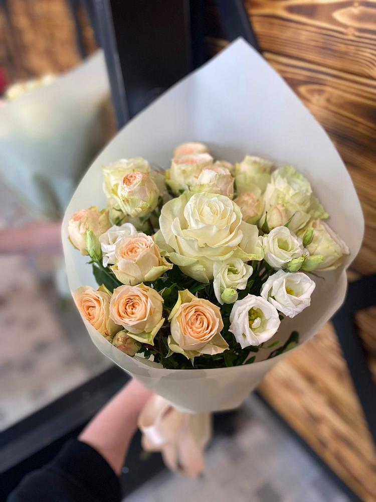 Букет цветов из: Розы и Лизиантусы в Боброве